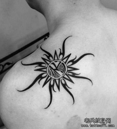 肩膀处帅气的图腾太阳纹身图片