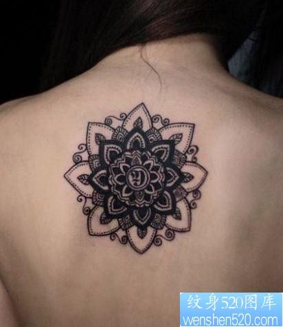 女人背部精美的花卉图腾纹身图片