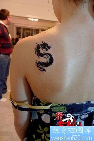 女人肩背好看的图腾龙纹身图片
