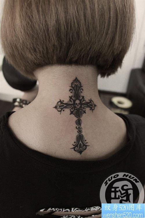 女人颈部好看的图腾十字架纹身图片