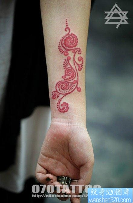 女人手臂精美的印度风格图腾纹身图片