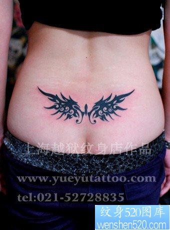美女腰部精美的图腾翅膀纹身图片