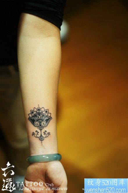 女人手臂唯美好看的图腾莲花纹身图片