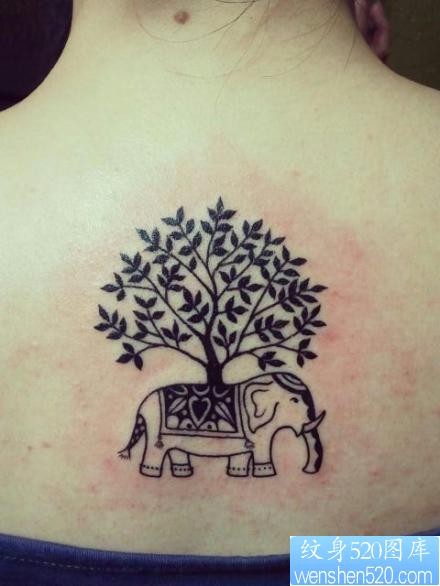 女孩子背部图腾小树与小象纹身图片