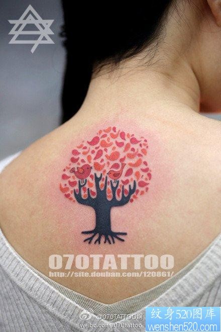 美女背部好看的图腾小树与小鸟纹身图片