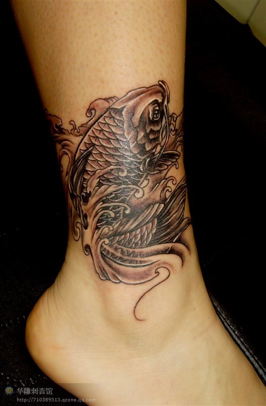 小腿上的黑白鲤鱼图案纹身