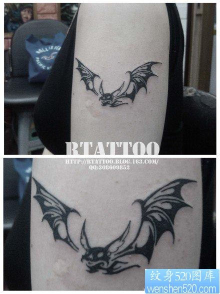 手臂小巧经典的图腾蝙蝠纹身图片