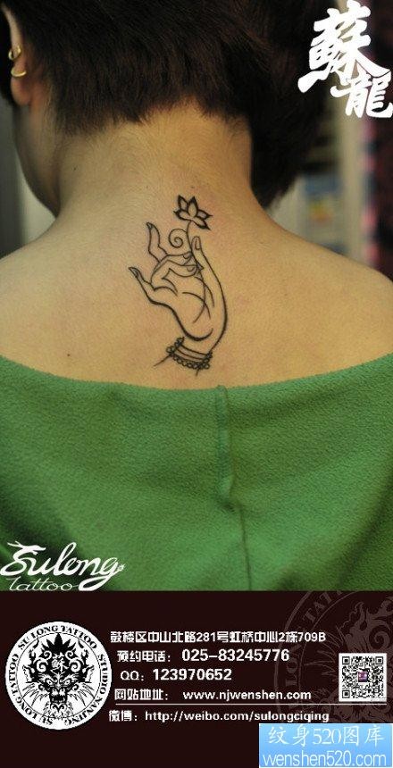 女人颈部时尚经典的佛手莲花纹身图片