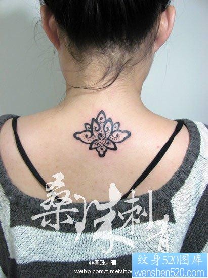 女人颈部时尚经典的图腾莲花纹身图片