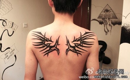 男人后背很酷经典的图腾翅膀纹身图片