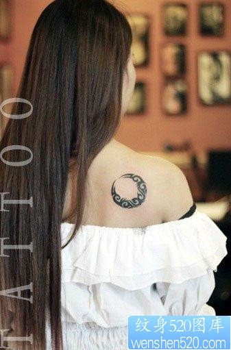 女人肩背潮流经典的图腾月亮纹身图片