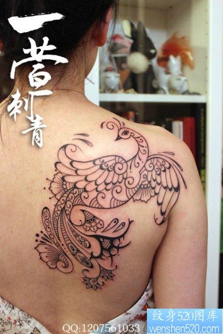 女人后肩背时尚经典的图腾孔雀纹身图片