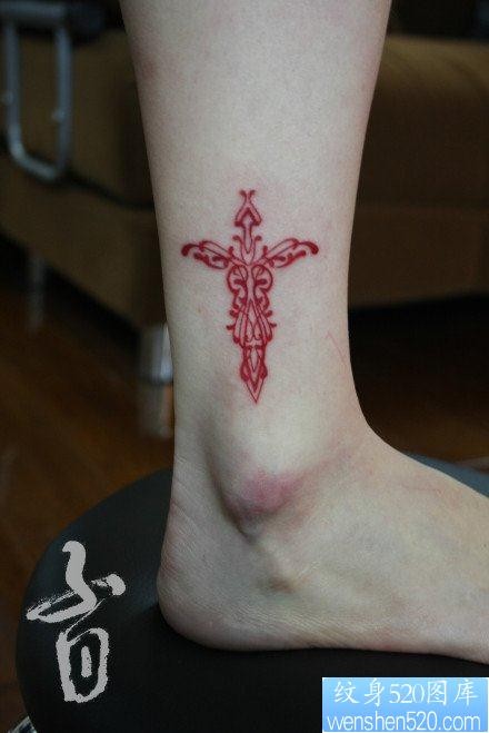 女人腿部小巧经典的红色图腾纹身图片
