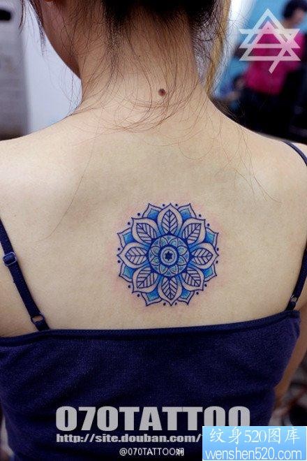女人后背精美时尚的花卉图腾纹身图片