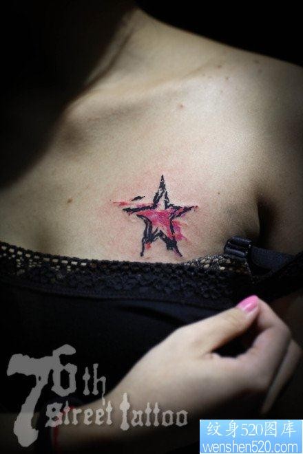 女人胸前精美好看的彩色五角星纹身图片