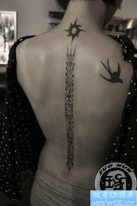 女人后背经典的脊椎部落图腾纹身图片