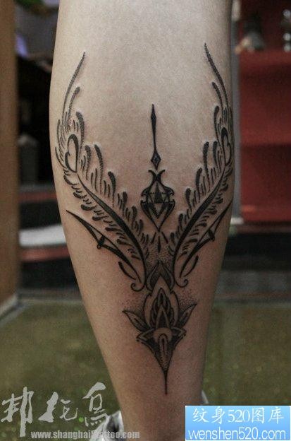 腿部唯美漂亮的花图腾纹身图片