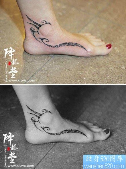 美女脚踝处精美的部落图腾纹身图片