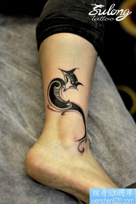 女人腿部时尚潮流的图腾狐狸纹身图片