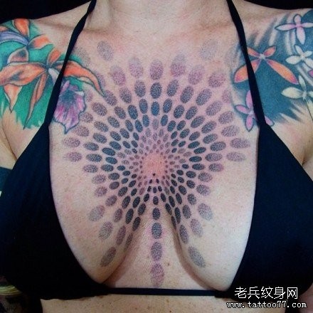 女人胸前潮流很帅的点刺图腾纹身图片