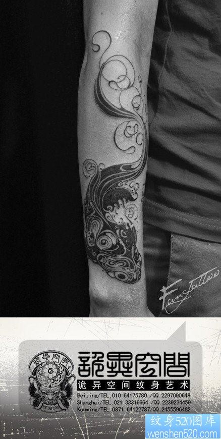 男人手臂潮流经典的图腾鱼纹身图片