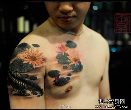 来自香港纹身圈的一幅潮流精美的半甲水墨鲤鱼莲花纹身图片