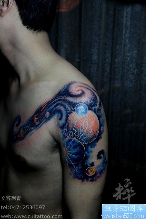 内蒙纹身图片展示一幅超酷的欧美半胛星空纹身图片