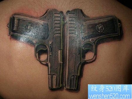 一幅武器纹身背部手枪纹身图片