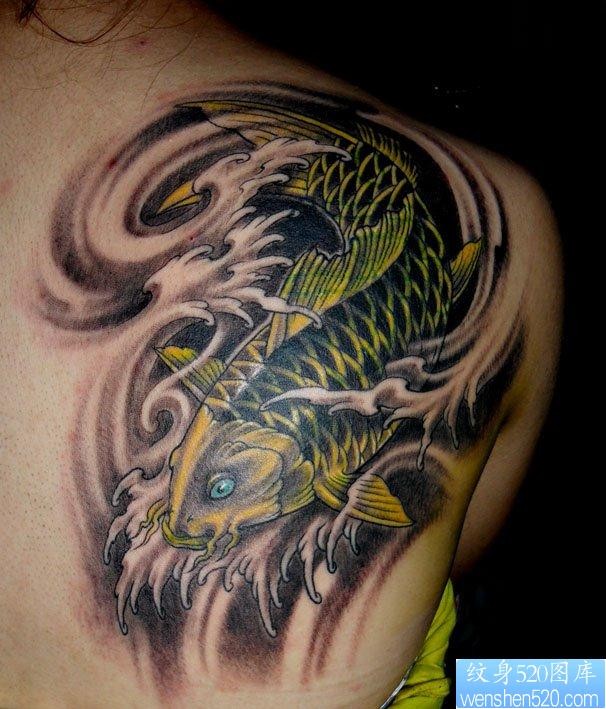 鲤鱼纹身图片：背部彩色鲤鱼纹身图片纹身作品