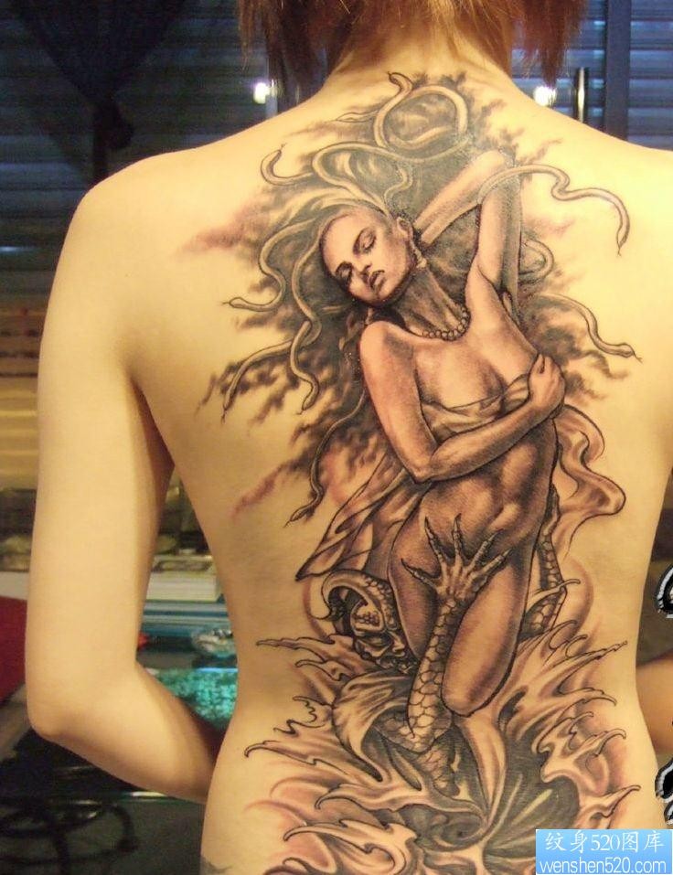 后背纹身图片：一幅超经典美女满背美女美人鱼纹身图片作品