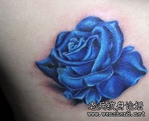 背部彩色蓝玫瑰纹身图片