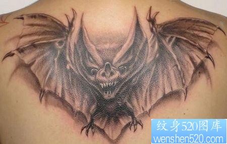 背部蝙蝠纹身图片