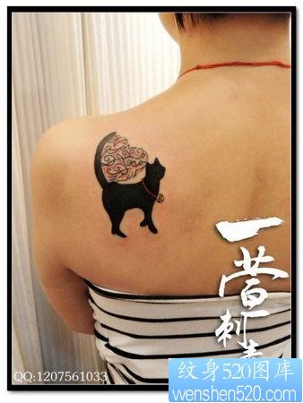 美女背部图腾猫咪纹身图片