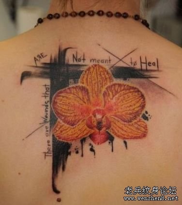 背部彩色花卉纹身图片