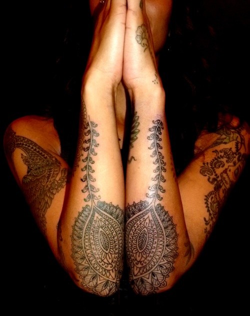 女性手臂上漂亮的图腾纹身