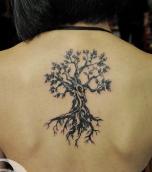 女人背部流行的图腾树纹身图片