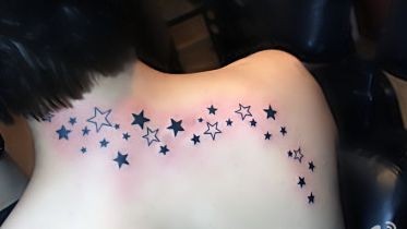 女人喜欢的背部五角星纹身图片
