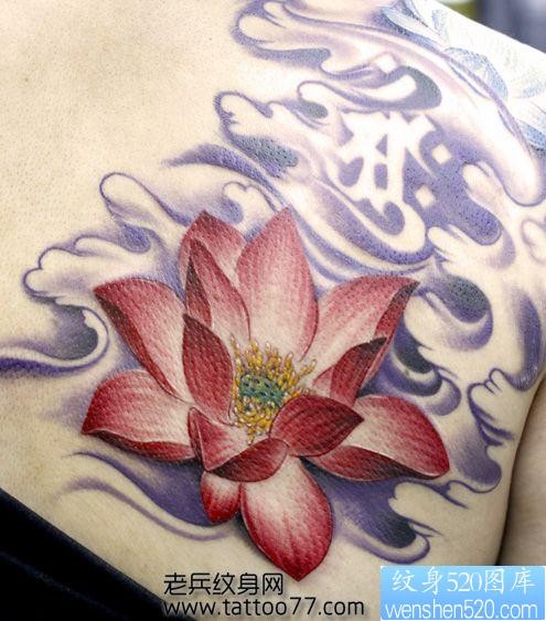 背部好看的彩色莲花纹身图片