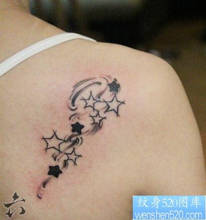 女孩子背部潮流流行的五角星纹身图片