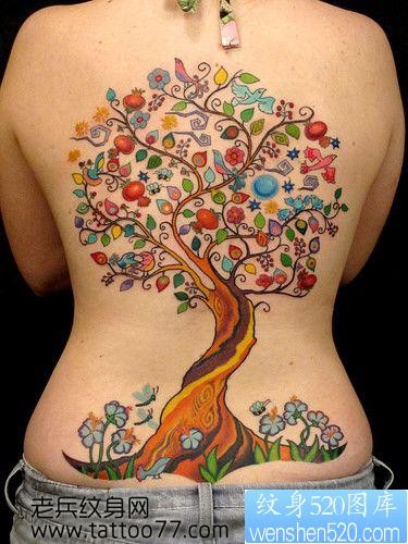 一幅美女背部水果树纹身图片