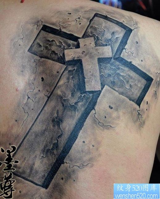 背部烙印地裂十字架纹身图片