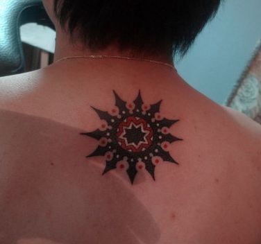 一幅背部好看潮流的图腾太阳纹身图片