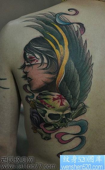 一幅背部美女翅膀骷髅纹身图片