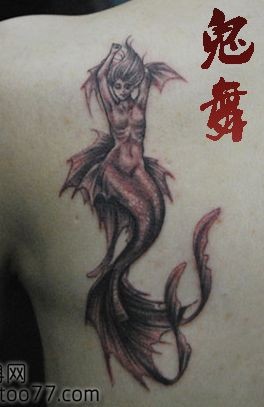一幅潮流经典的背部美人鱼纹身图片