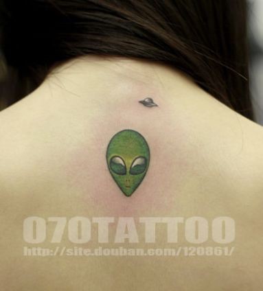 女孩子背部小巧的外星人纹身图片