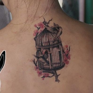 女孩子背部小鸟鸟笼纹身图片