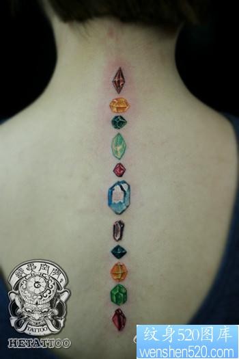 女人喜欢的背部钻石纹身图片