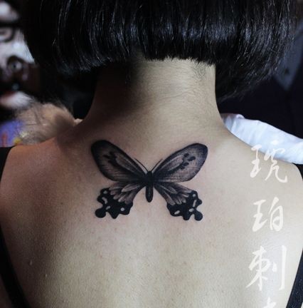 背部小清新蝴蝶纹身图片