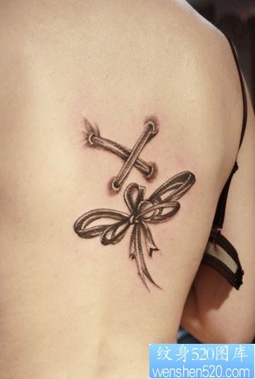 美女背部精美的蝴蝶结纹身图片