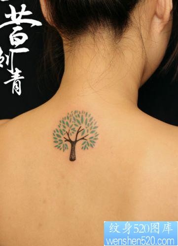 女孩子背部好看的图腾树纹身图片